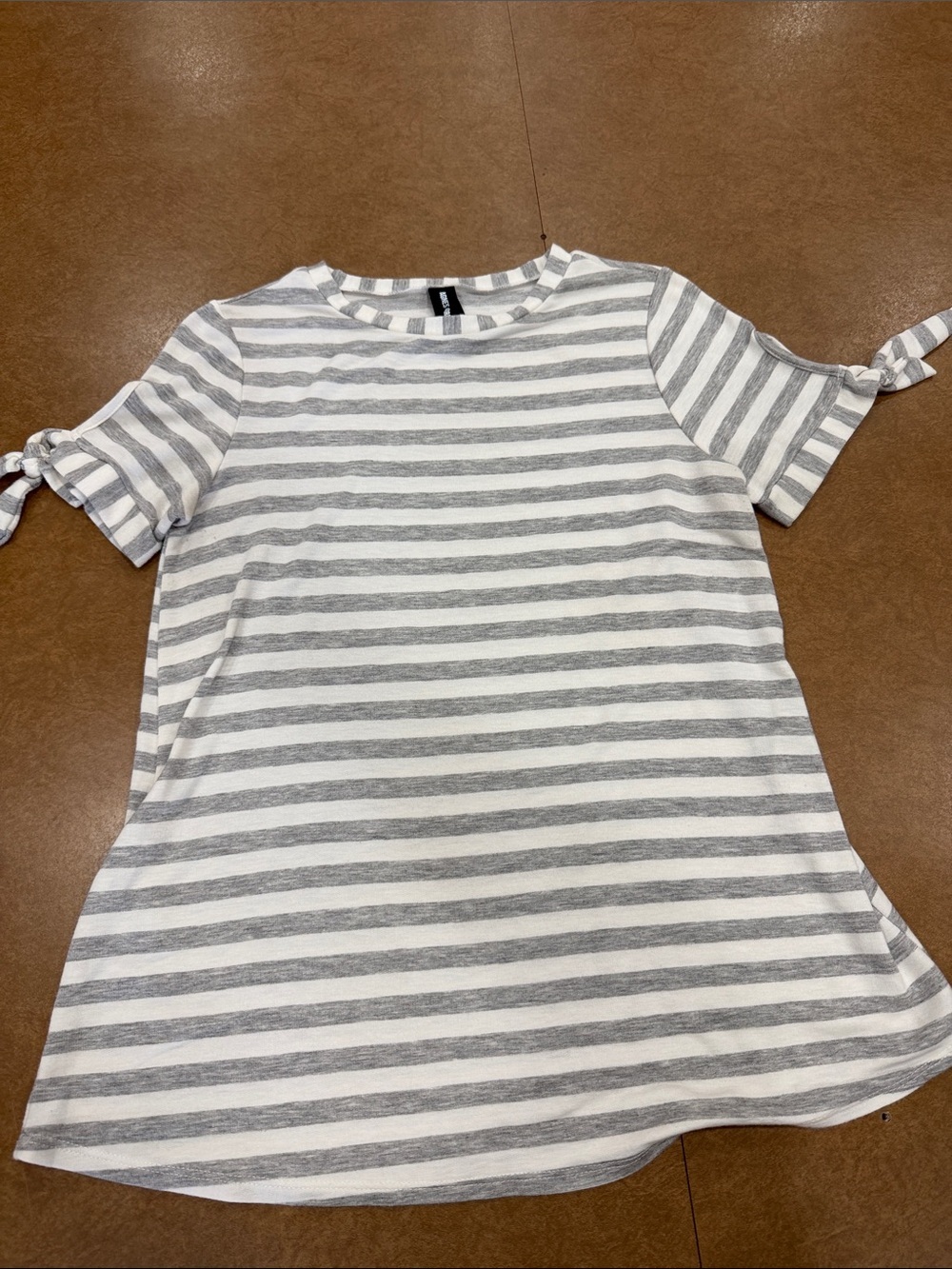 Agnes & Dora Gray and White Striped Short Sleeve Knot Tee • Super Soft • M